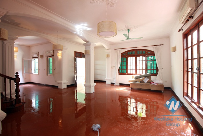 Unfurnished house with large courtyardfor rent in Tay Ho, Hanoi